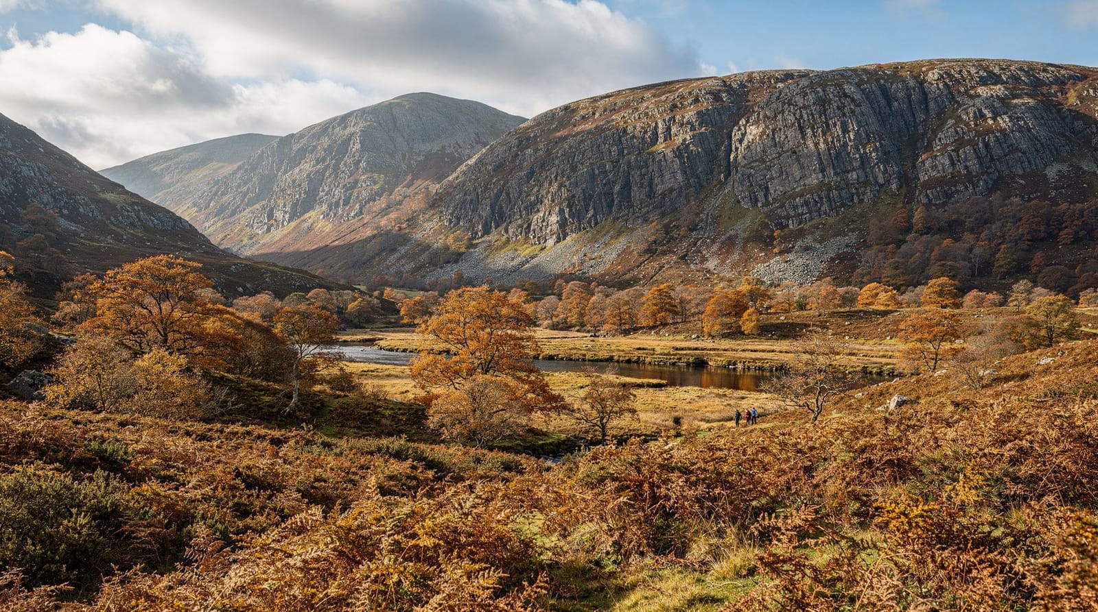 Autumn in Snowdonia, why the quiet season might be the best one — Fewer crowds, real autumn colour and closer-to-normal prices, but shorter railwa