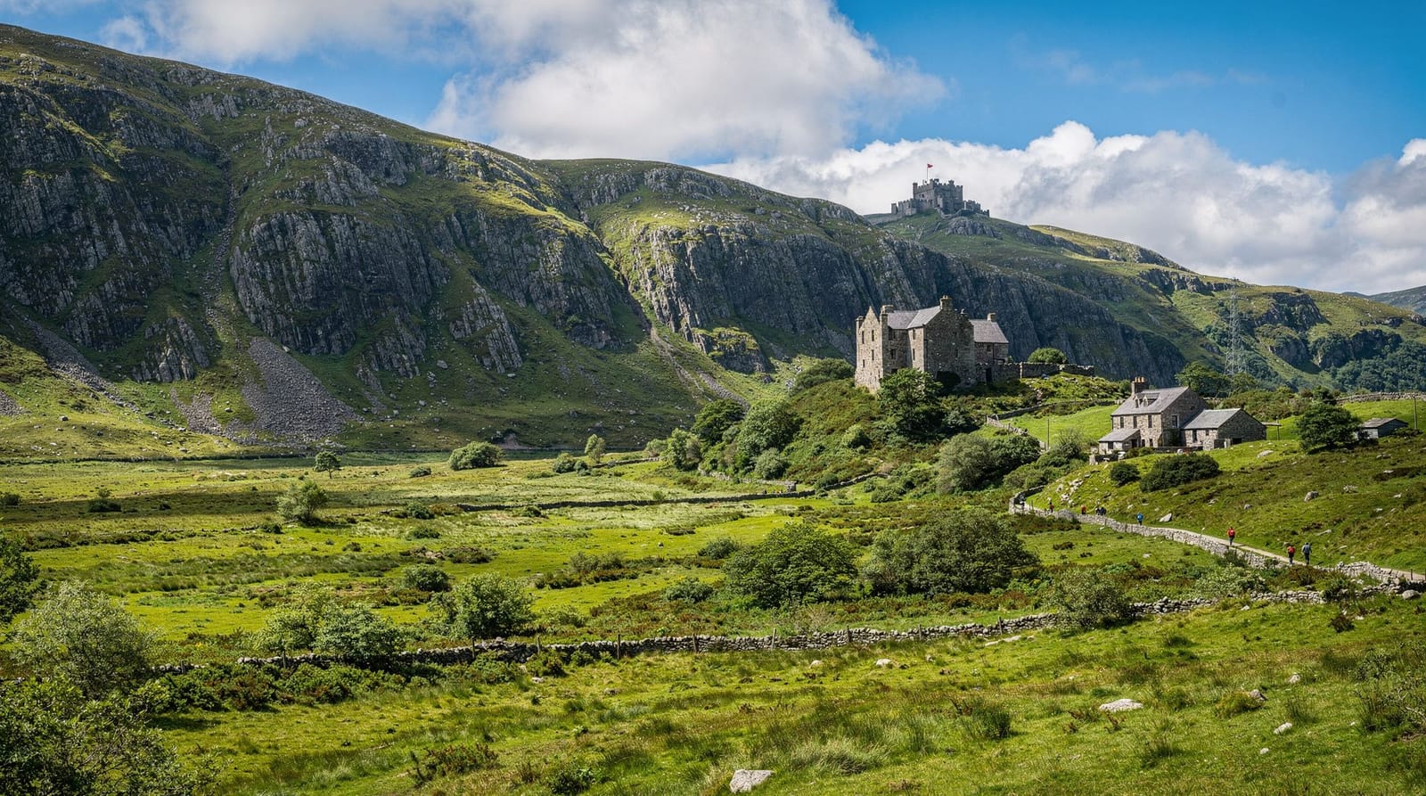 First time in North Wales, what to actually expect — Castles, mountains, coast and Welsh place names that look unpronounceable but ar